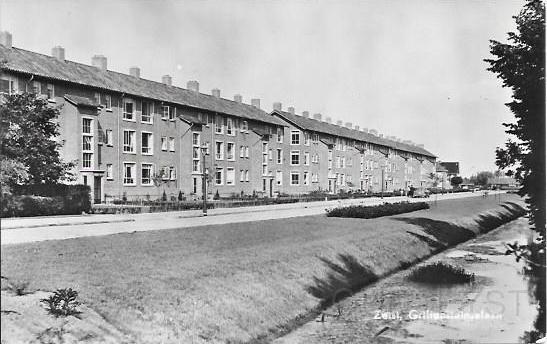 Griffensteijn-Kersbergen0004, Griffensteinselaan. 1955.jpg - Griffensteinselaan gezien vanaf de Waterigeweg naar de van Renesselaan. De flats die aan de Griffensteinselaan met de nummers 1 t/m 53 en 2 t/m 54 liggen tegenover de Grift zijn gebouwd in 1953. Opname van 1955.